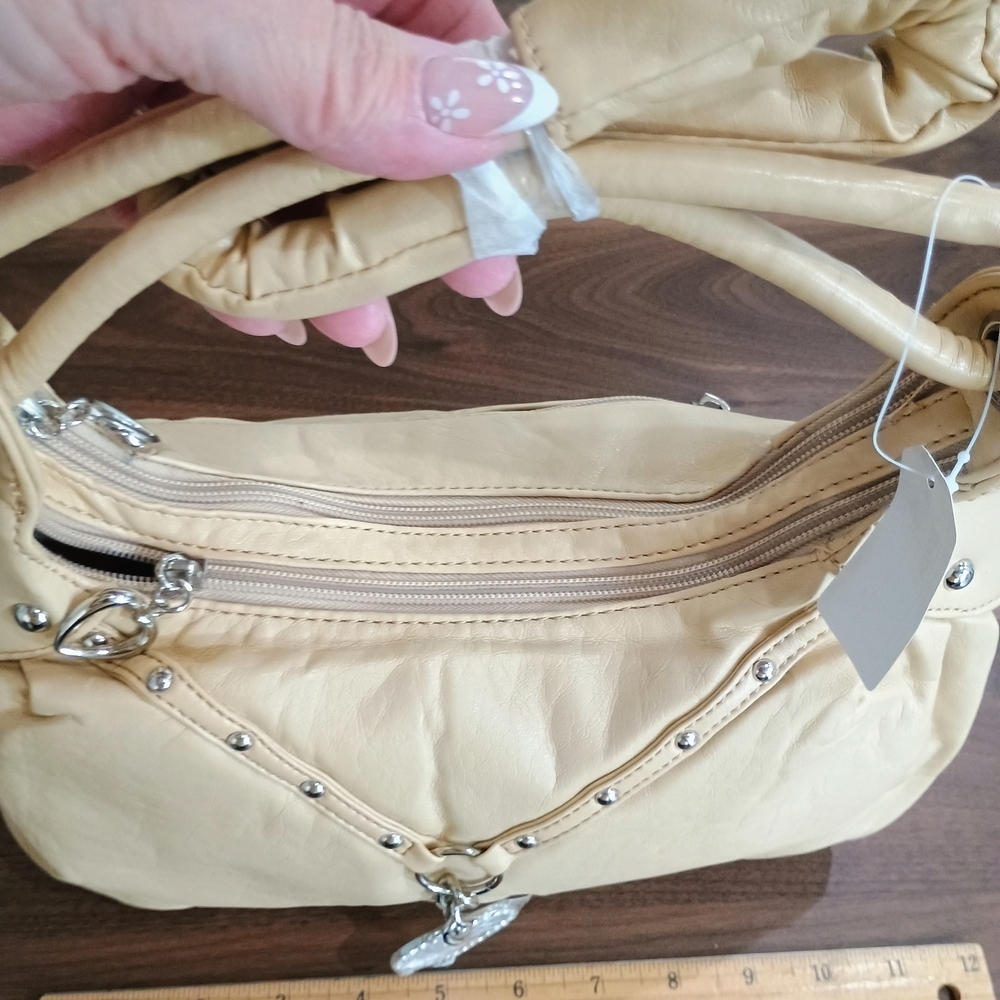 Elegant Cream Handbag with Heart Charm - Picture 4 of 4